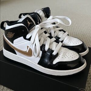 Nike Jordan 1 Mid SE Black Patent Leather Gold White Sneakers Size 1 Boys Youth